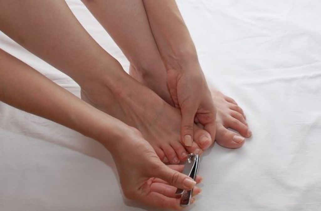 Pairon ke nakhoon kaatna